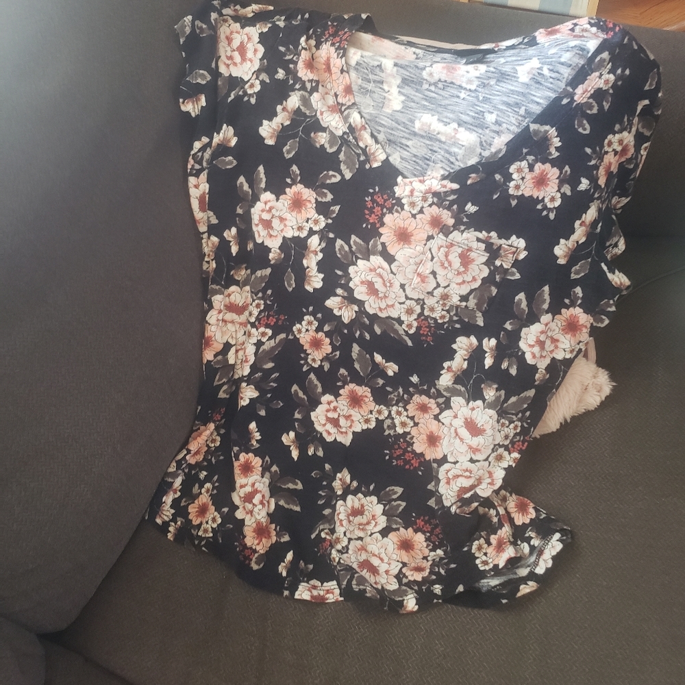 Torrid vneck flower shirt